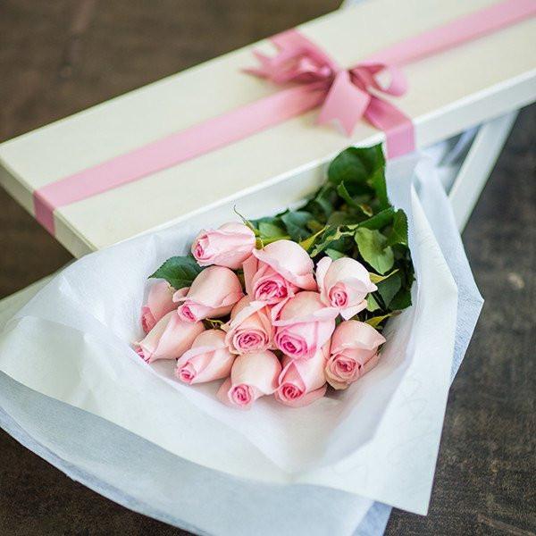 Box - 1 Dozen Boxed Roses (Multiple Colors Available)